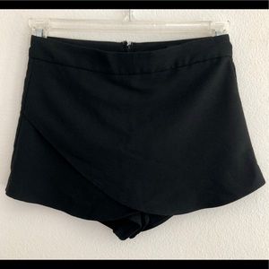 Cute black skort!